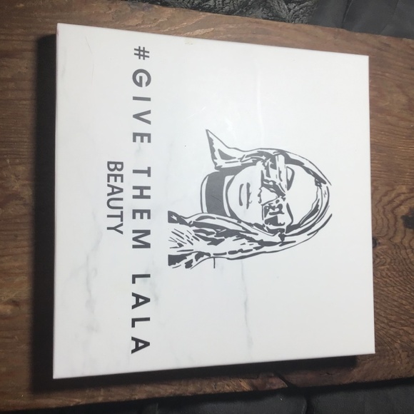 Give them Lala beauty eyeshadow pallet, new - Picture 3 of 4